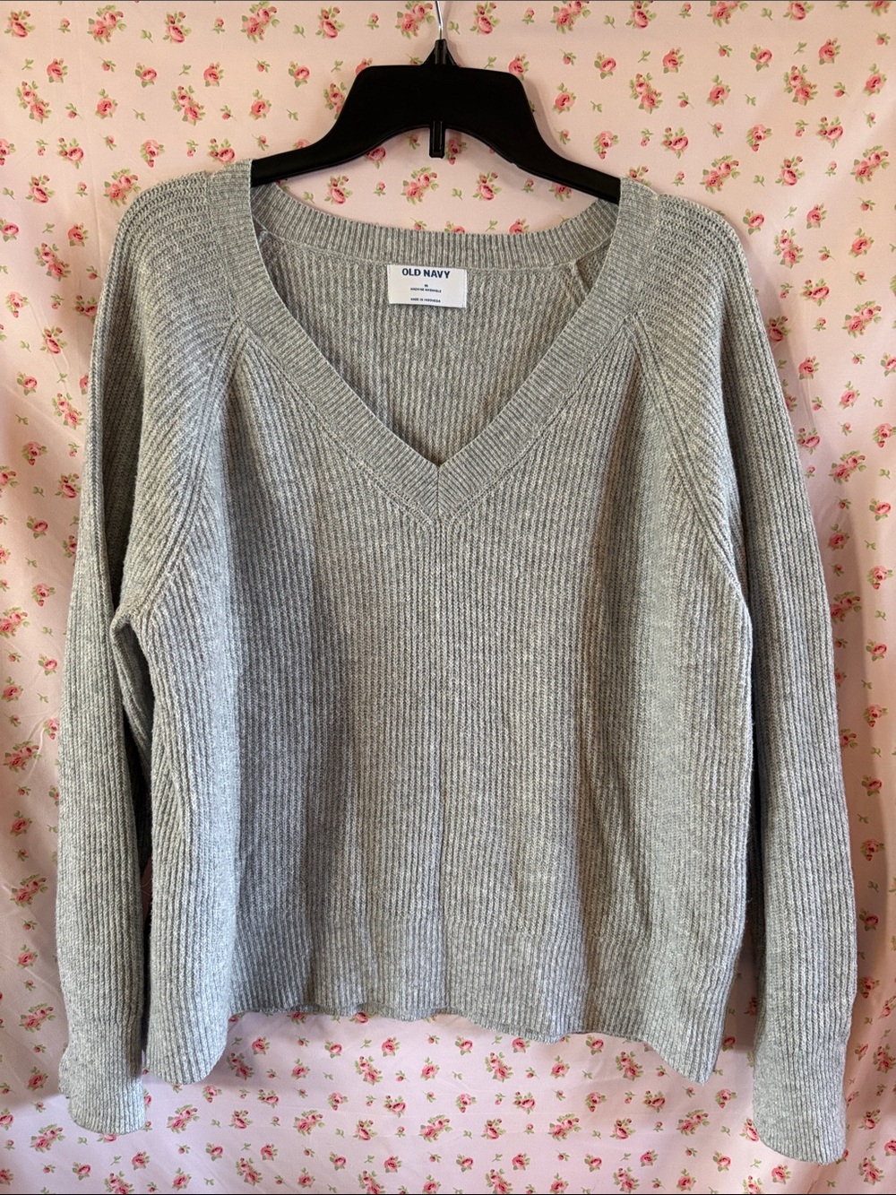 Old Navy Gray Ribbed V-Neck Sweater sz M lightweight